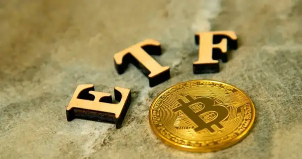 比特币ETF手续费是否需要在每个交易日支付？